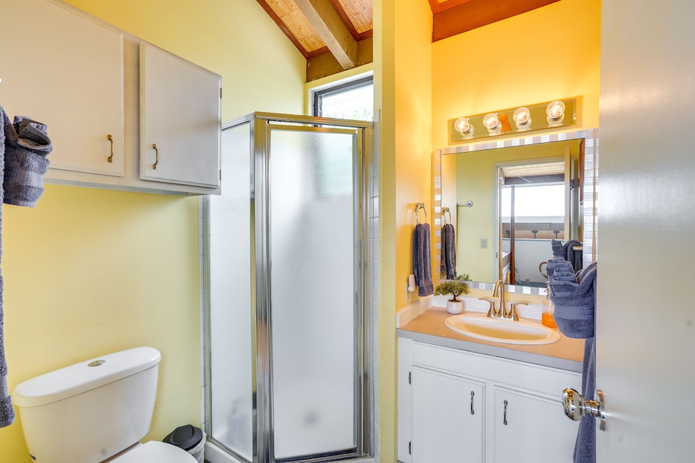 Downtown Kailua-kona Condo w/ Pool & Views