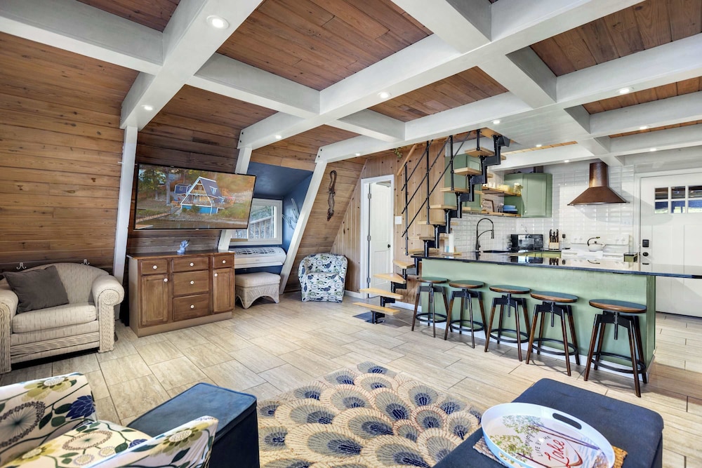 Sunrise Oasis - Enjoy Lakefront Living