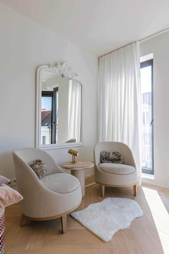 The Sassy Summit - Chic Comfort Views Good Vibe
