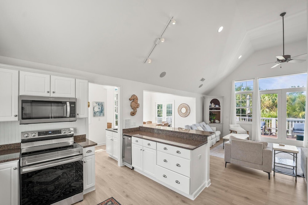 723 Seahorse Road - Newly Renovated, 5-bedroom Oceanside Home