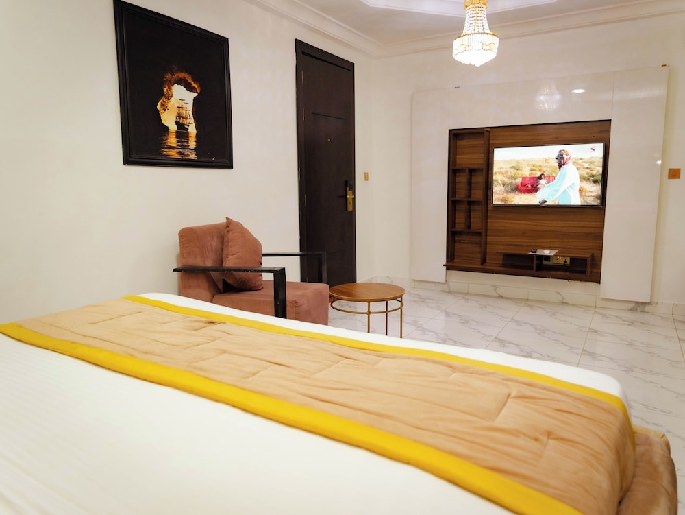 Luxury Hotel Deluxe Room - Sleeps 2 - Gym - Pool