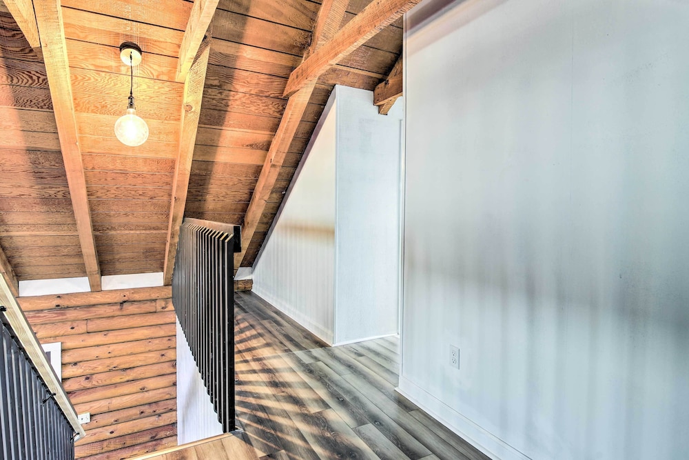 Pet-friendly Gatlinburg Cabin w/ Hot Tub!