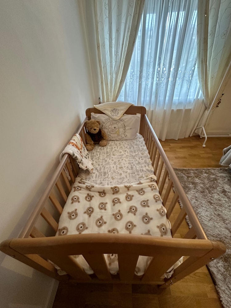 Beautiful Family Town Home With Private Parking