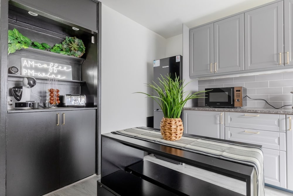 Newly Renovated 3BD Home, Islington!