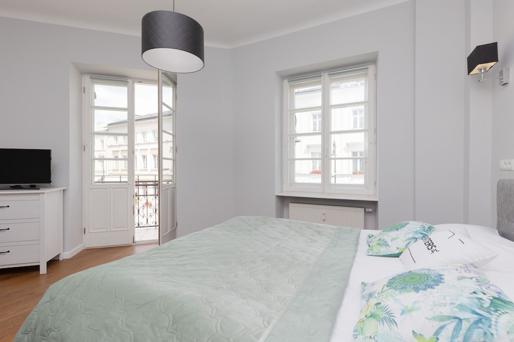 Chmielna 1/3 Studio #3 by Renters
