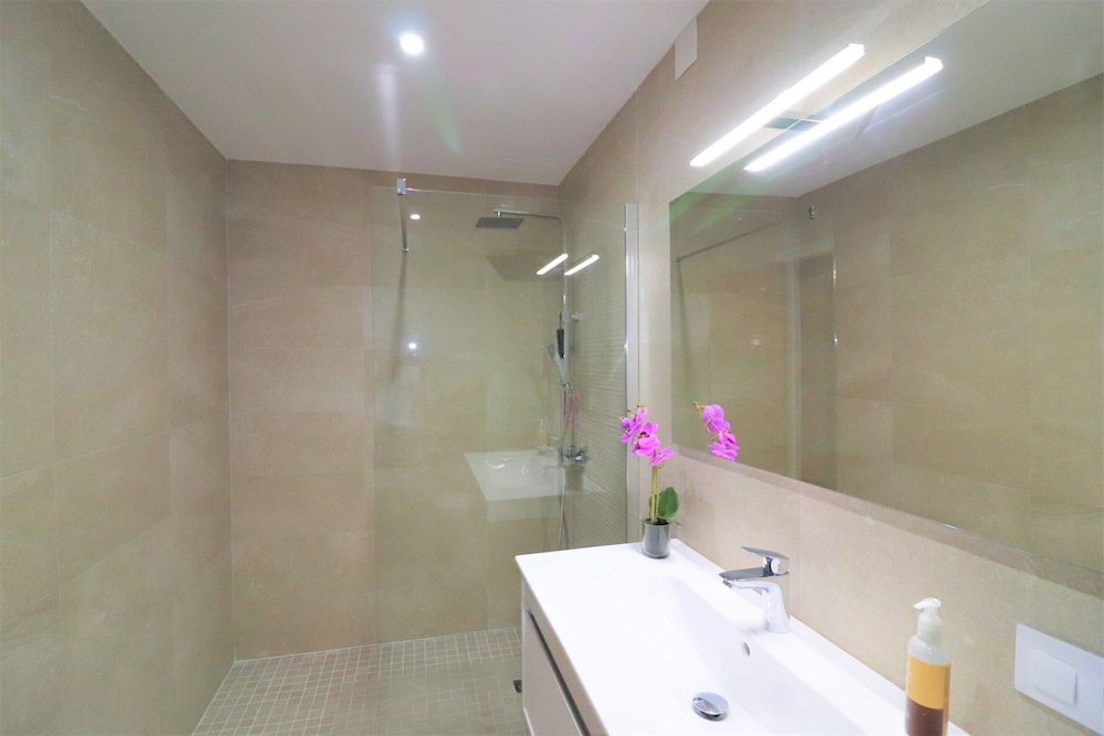 Apartment in Roses Near Waterfront & Mountains