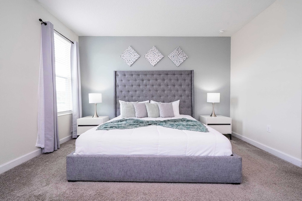 Stunning Game Room & Pool Jacuzzi Storey Lake 2799