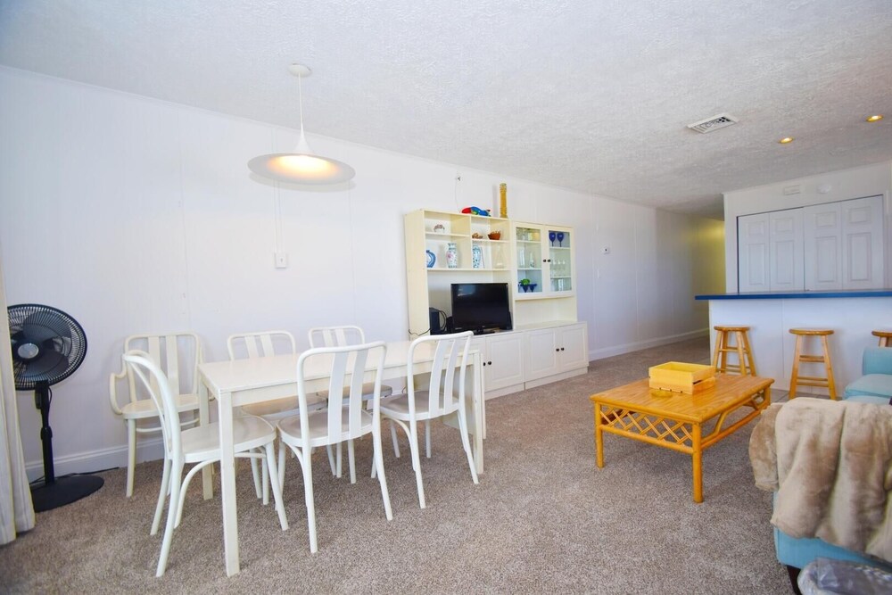 Alameda 6 1 Bedroom Condo by RedAwning view 4