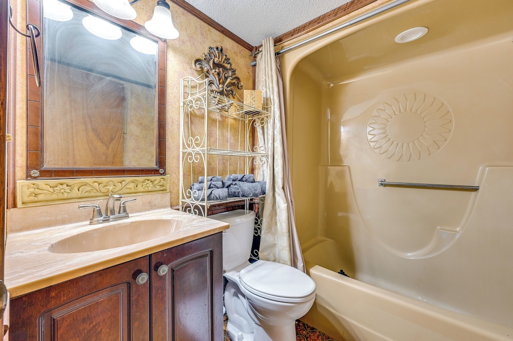 Walk to Saylorville Lake: Spacious Home w/ Deck!