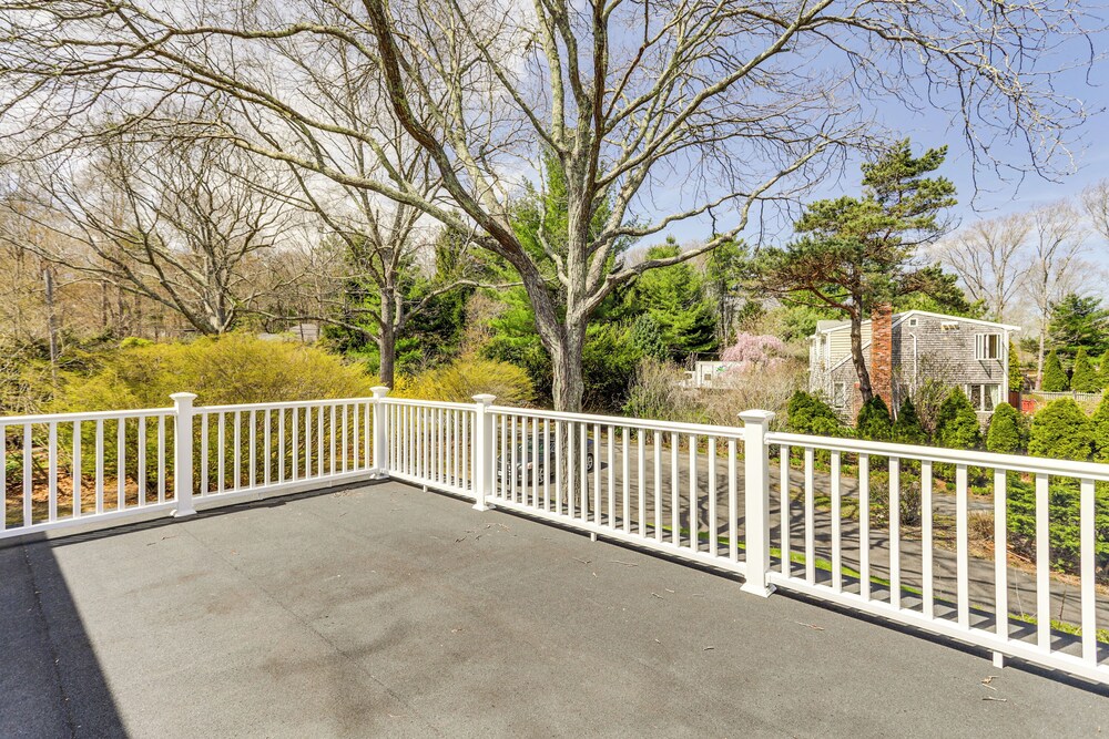 3 Mi to Cape Cod Bay: Marshfield Home w/ Balcony!