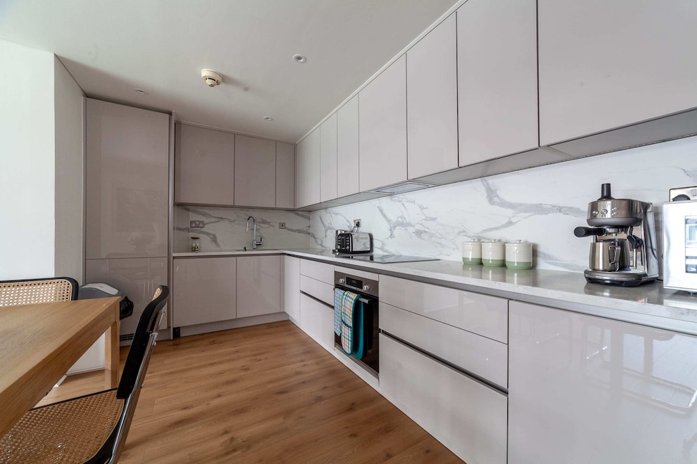 A Stylish Newly Refurbished Flat With City Access