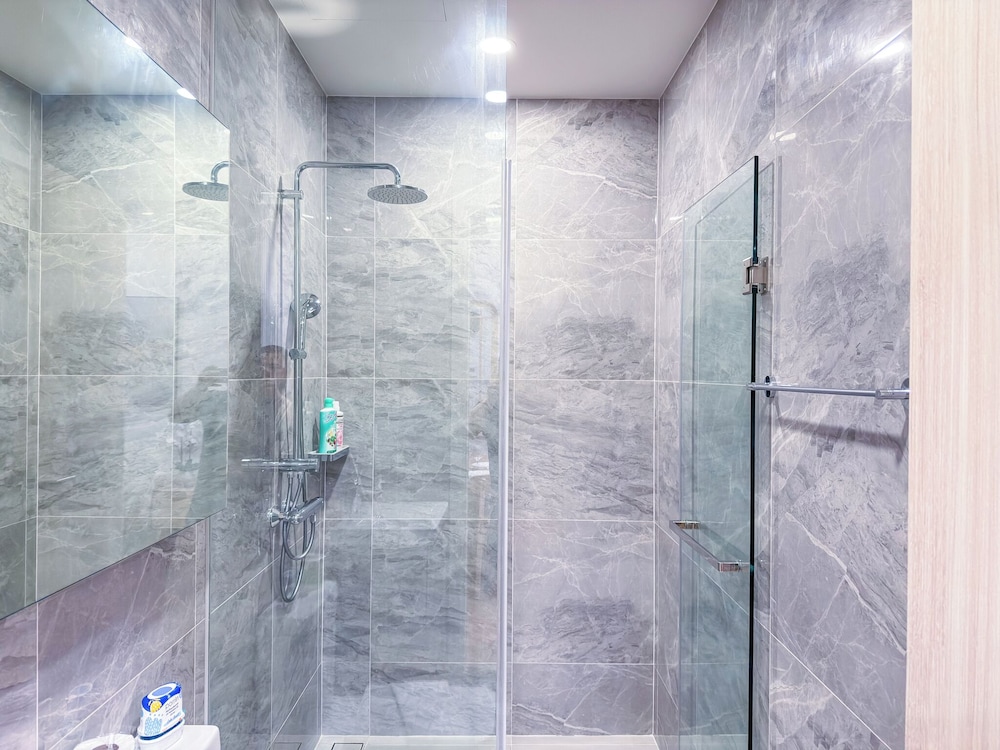 Luxury Downtown Bangkok 2BR 2BA · Sky Pool Gym · 5min Walk to Siam Paragon