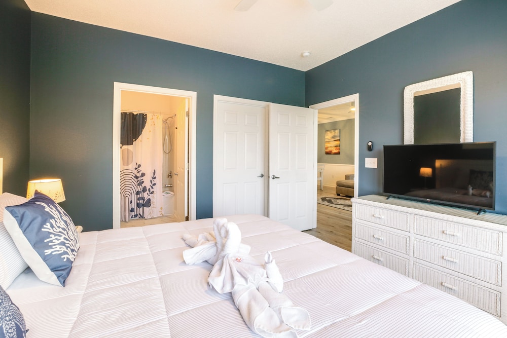 3 Mi to Barefoot Landing: Condo w/ 2 Pools!