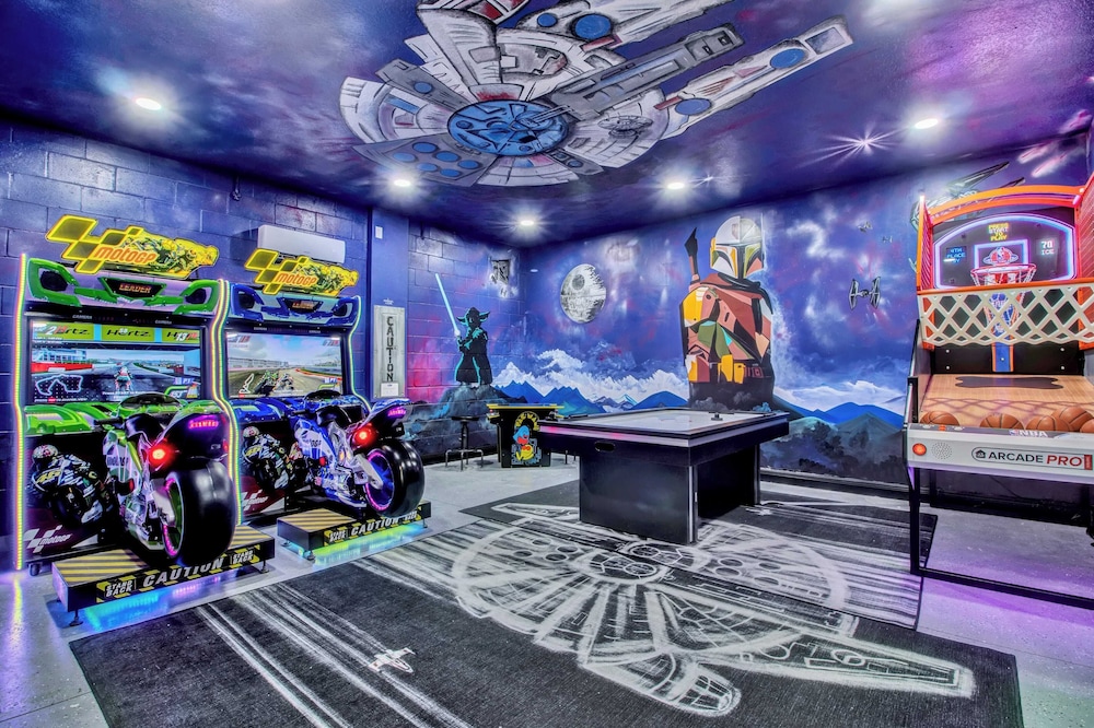 Sleeps 20! 9bdr, Star Wars-themed Game Room, Pool, Hot Tub Nassau by Avantstay
