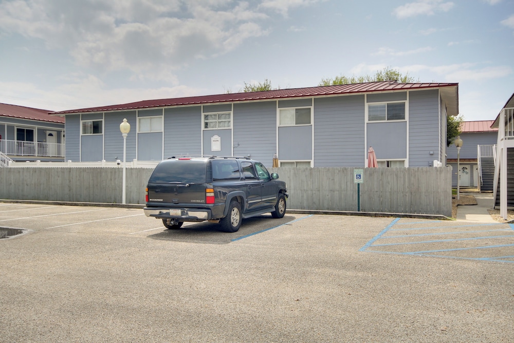 < Half Mi to Gulf: Biloxi Condo w/ Patio!