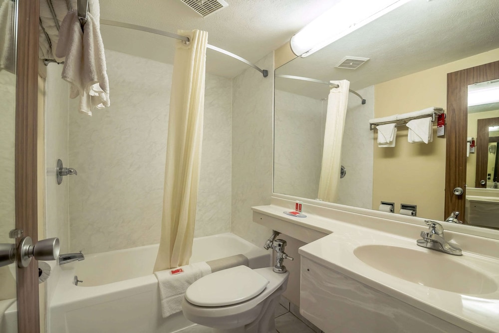 Binghamton Vacations - Econo Lodge Inn And Suites - Property Image 12