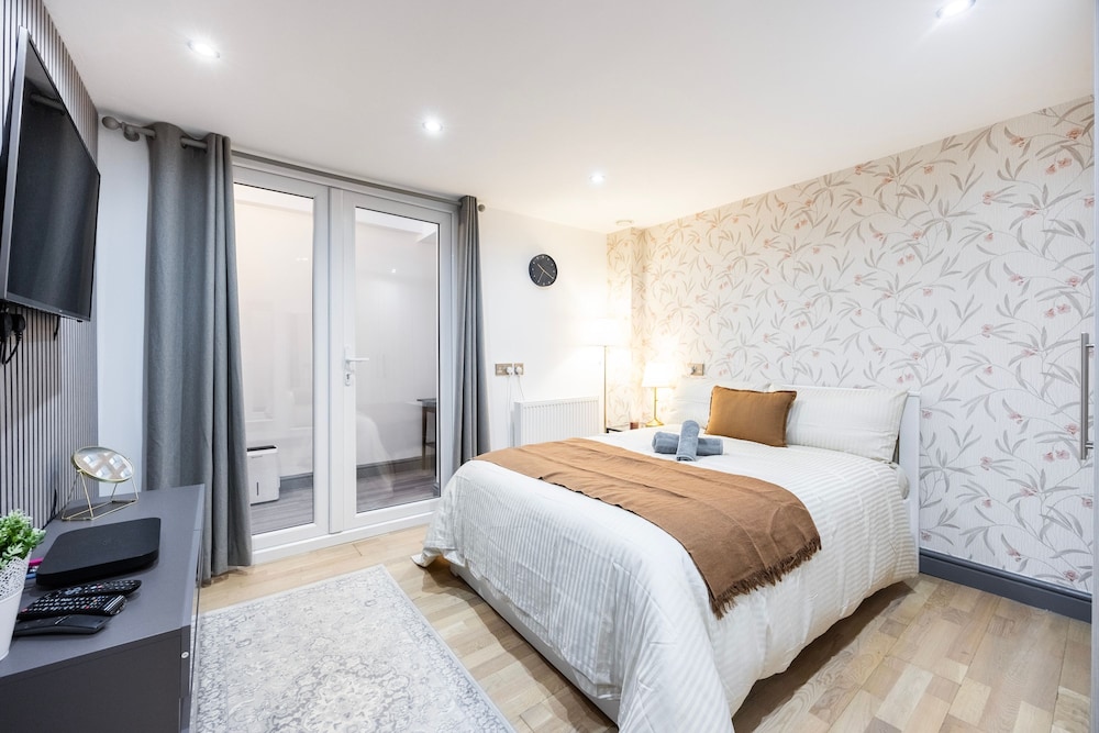3 Bedroom Apartment by River Thames