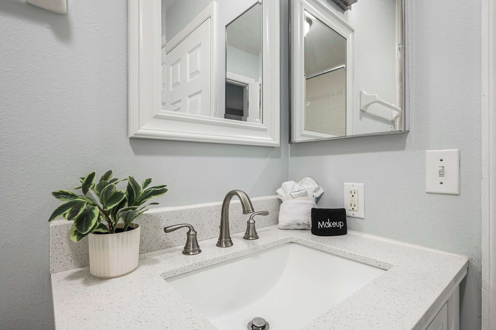 Sunshine & Whiskey Condo for 6 With Resort Amenities Near Grand Boulevard