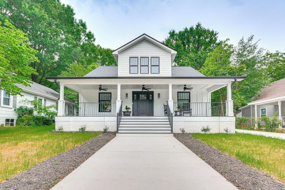 Walk to Uptwn Lexington: Modern Retreat w/ Porch!