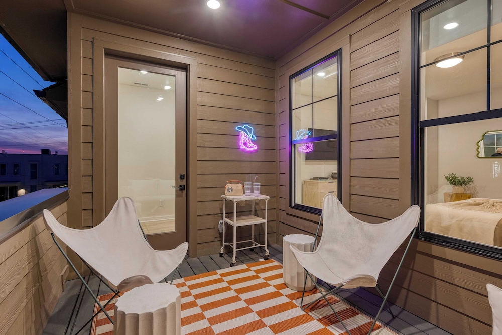 2 New Townhomes w/ Balcony, Mins to Broadway, Sleeps 16 98 Degrees & The Stage
