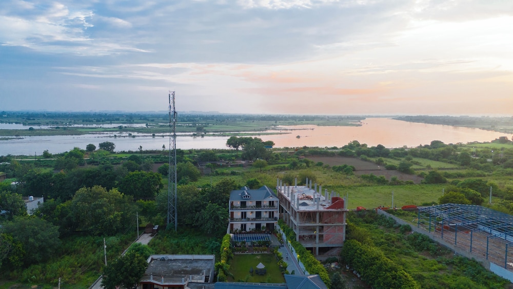 Versace Farms 5 BHK With Pvt Pool