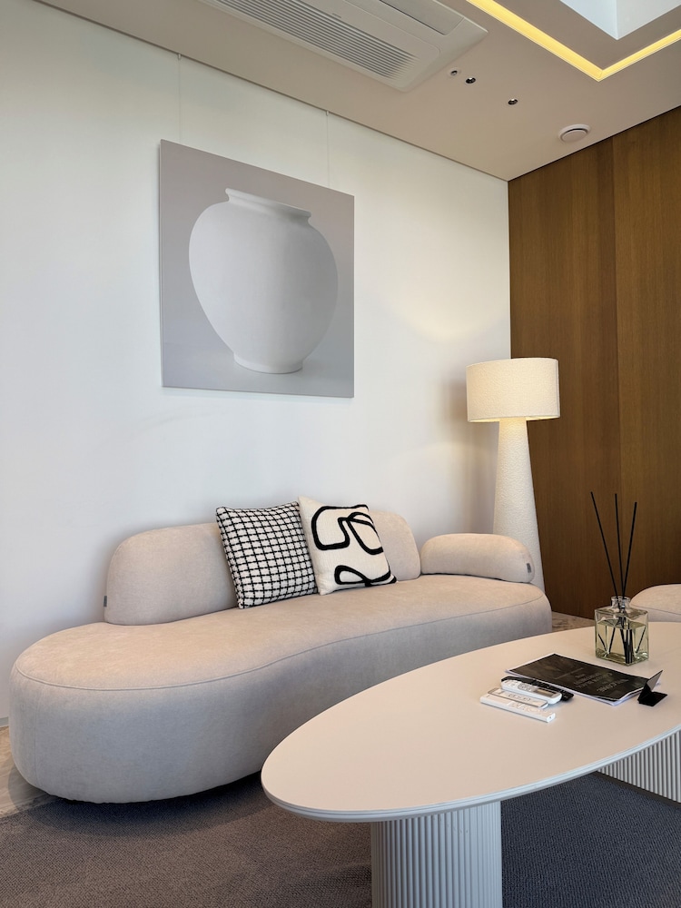 Caelum Black Gangnam Luxury Apt