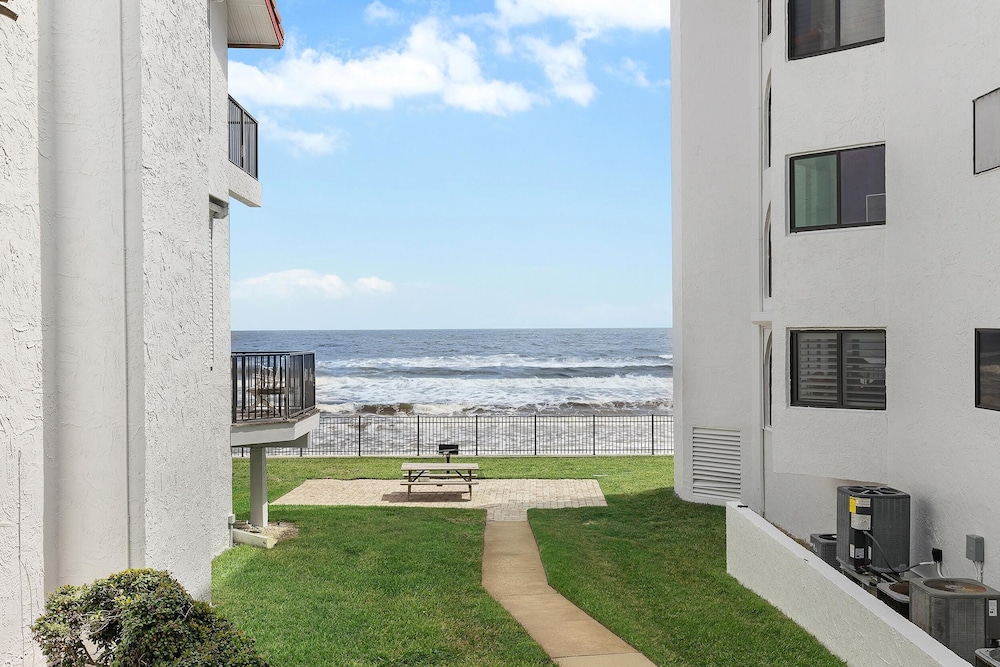 Las Brisas 502