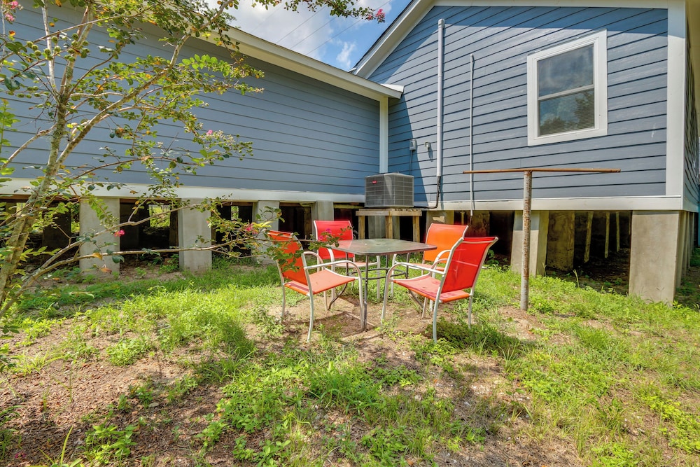 Beachy Home in Heart of Beaufort w/ Pool Access