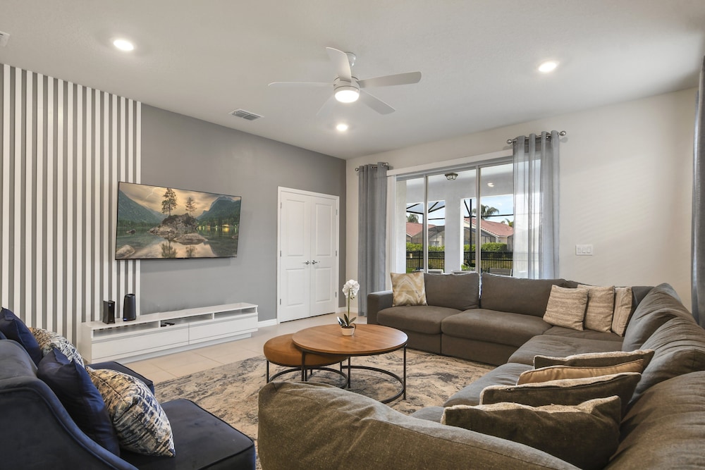 Relax in Style Pool, Resort Amenities, Near Disney