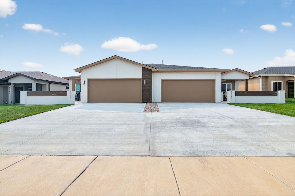 Plush & Roomy - Perfect For All Ages Near Ku & Kc 3 Bedroom Duplex