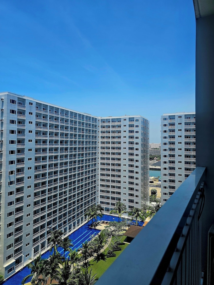 Hannah Crib at Shore Residences