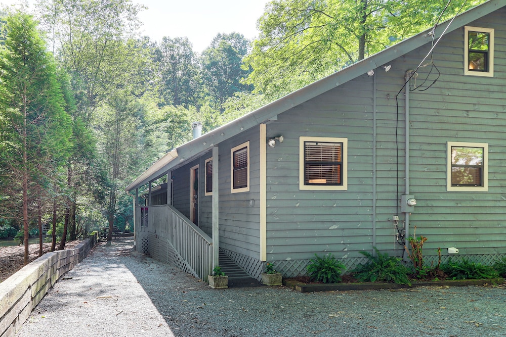 Cartecay River Retreat w/ Yard & Screened Porch!