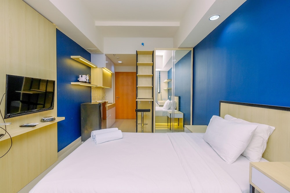 Comfy and Minimalist Studio with City View at Evenciio Margonda Apartment