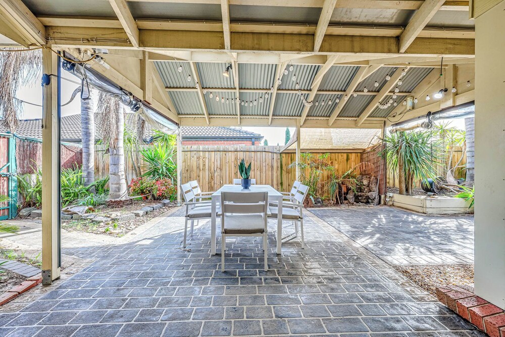 StayAU Family Retreat w/Pool Table in Cranbourne
