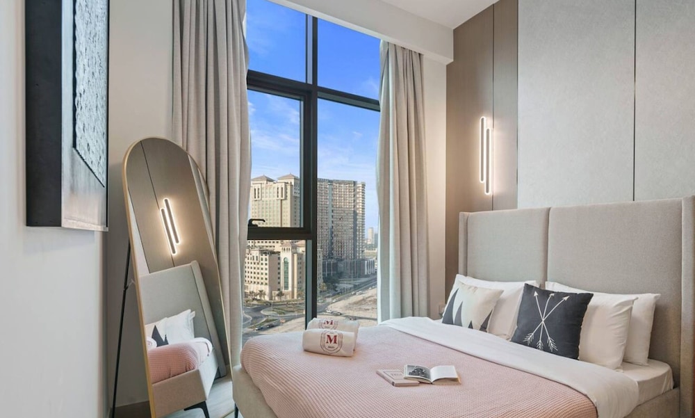 1BR Apt Near Downtown Dubai Pool Skyline Views
