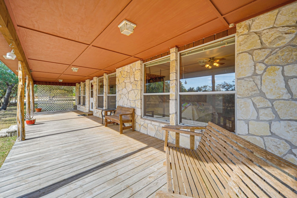 Pet-friendly Hill Country Retreat w/ Deck!
