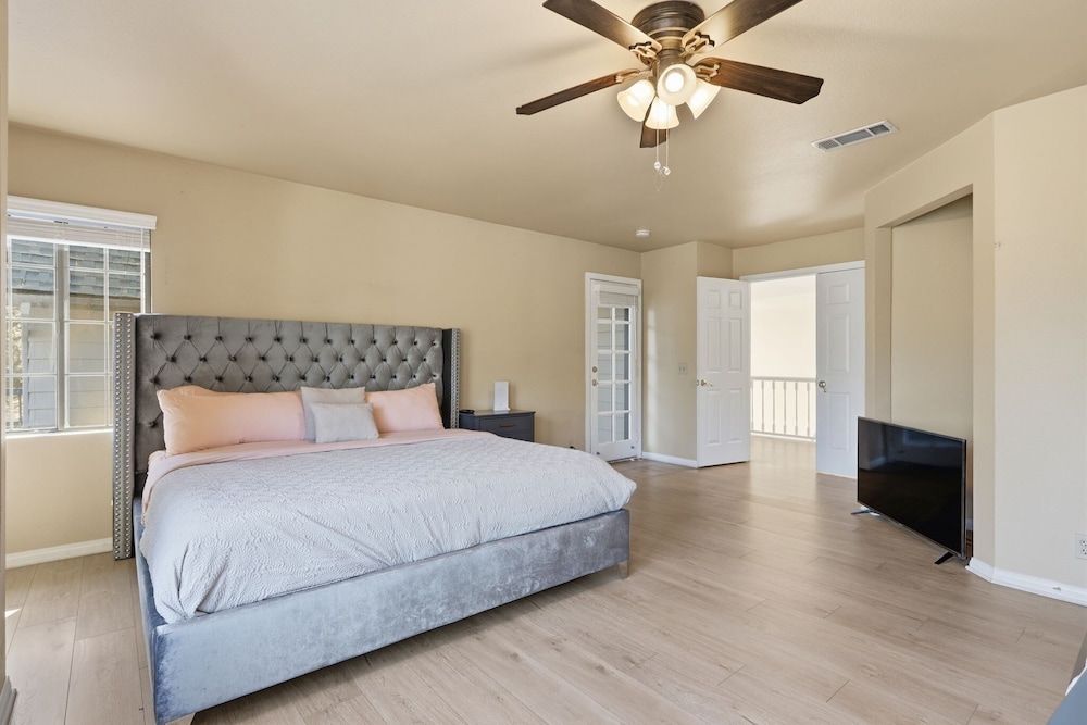Spacious Mountain Getaway Game Room & Gazebo 5 Bedroom Villa