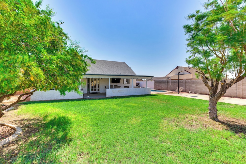 Glendale Home w/ Pool, Basketball + Bbq! view 4