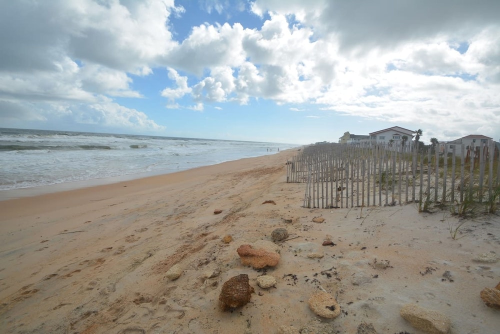 Beach Front 5 bed 4 Bath Luxury House Hot Tub Fenced Yard Pets Welcome