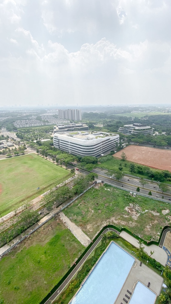 Homey And High Floor 2Br At Sky House Bsd Apartment