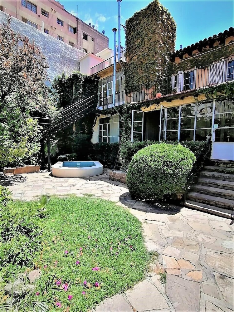 Alamo Hostel & Suites