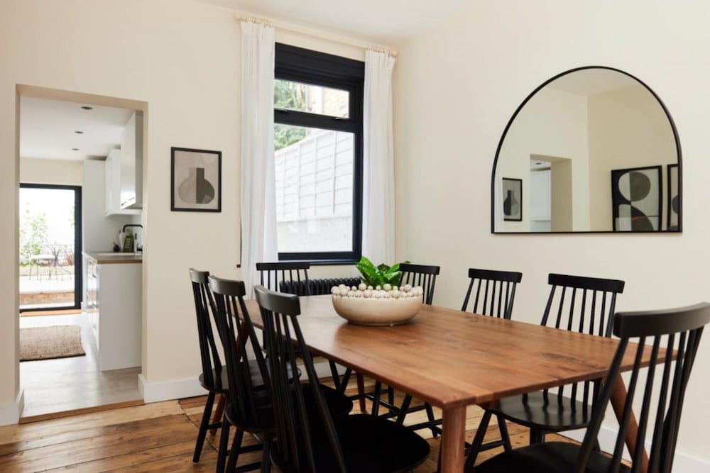 The Langthorme Park Place - Trendy 3bdr House With Garden and Study Room