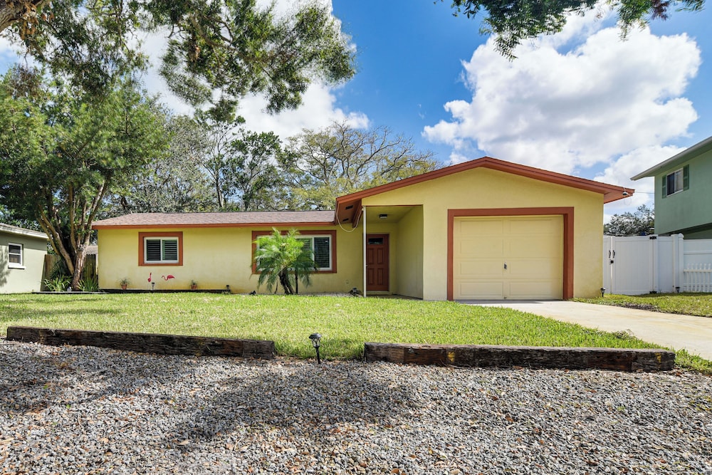 Outdoor Oasis, 4 Mi to Beach: Largo Family Escape!