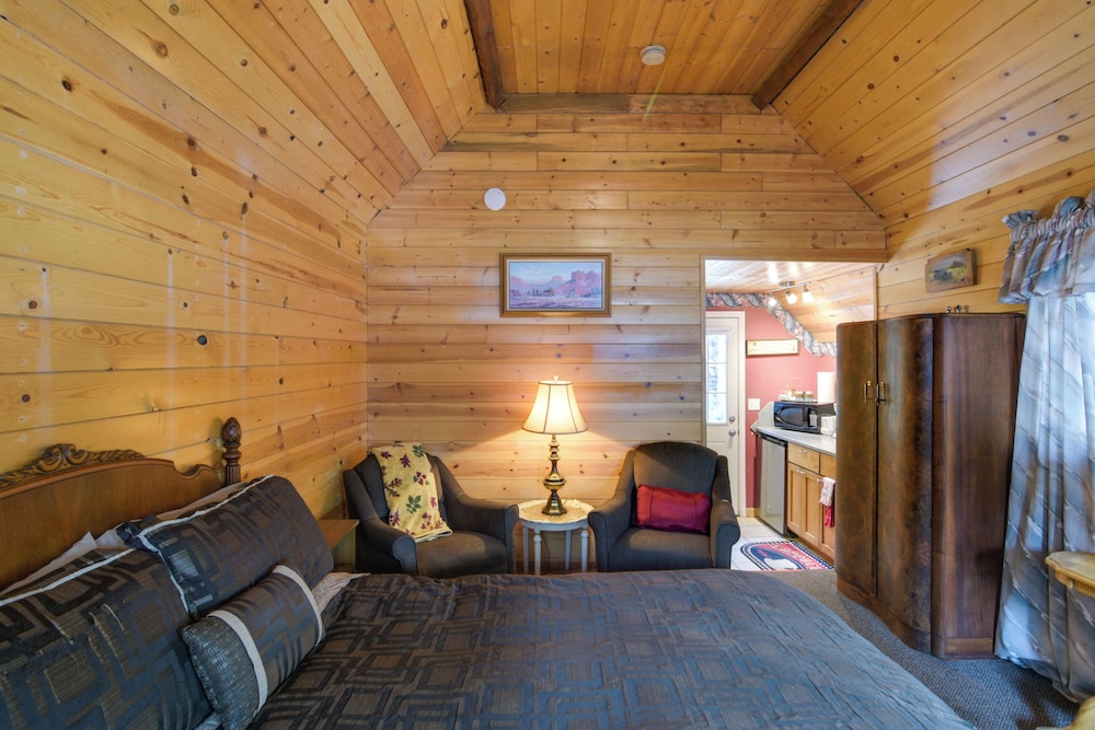 Walk to Trails & Butte Creek: Cozy Retreat w/ Deck