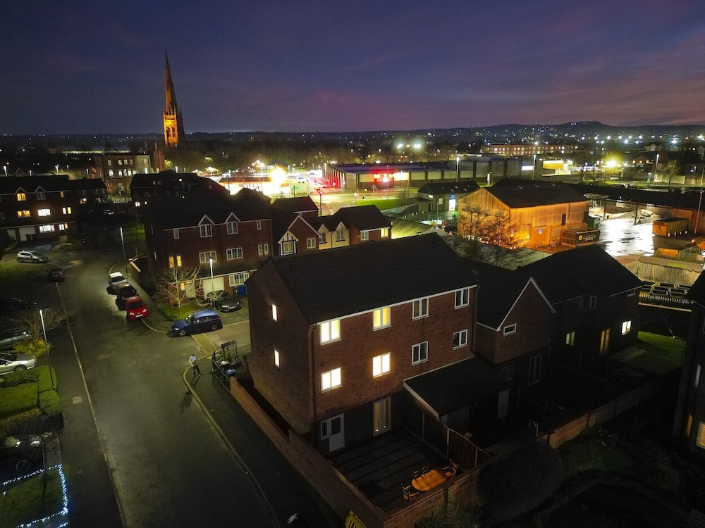 Warrington Suites by Relax Stays