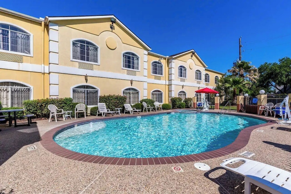 CasaBlanca Inn & Suites Houston