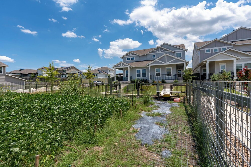 Relaxing 3BR Retreat Community Pool Gym