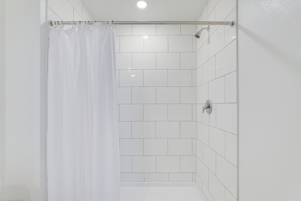 6 Mi to Apollo Beach: Townhome w/ Pool Access!