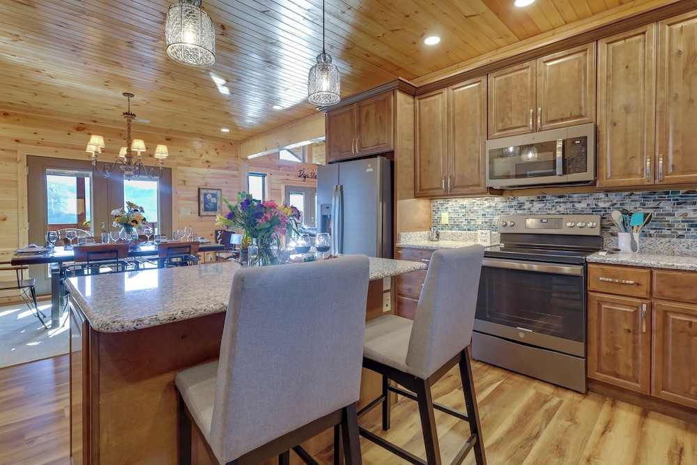 Majestic Mountain Views: Sevierville Escape!