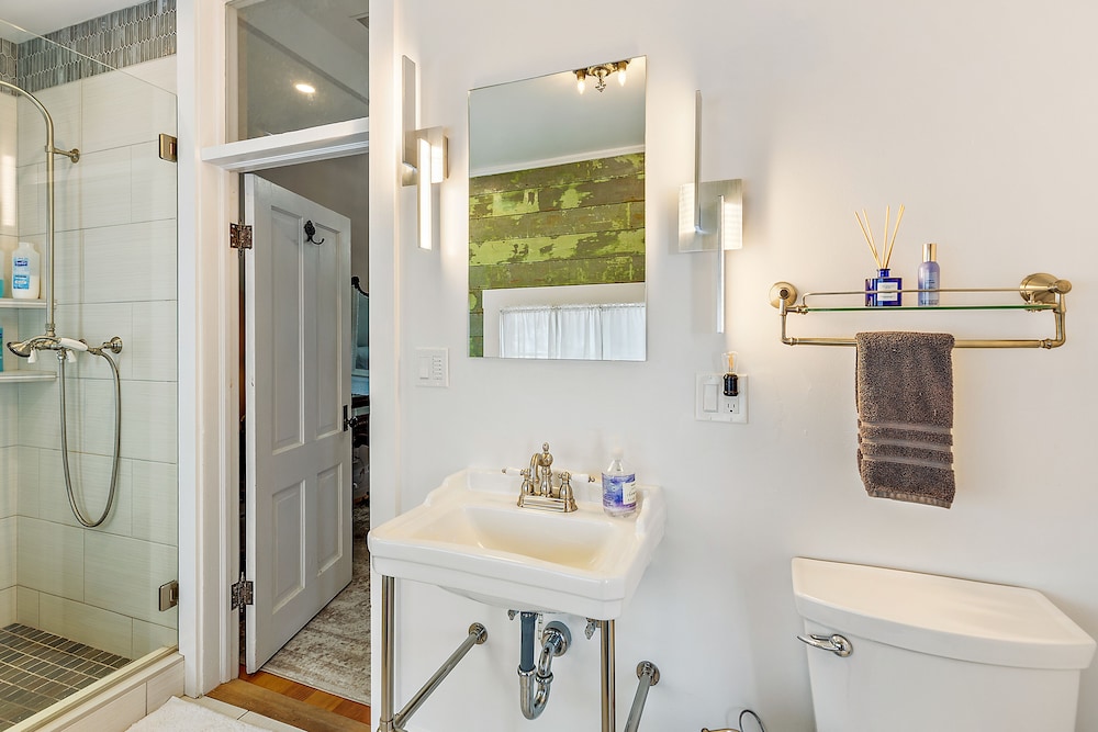 Ashland Vacations - Barclay Klum House by WanderLodges - Property Image 6